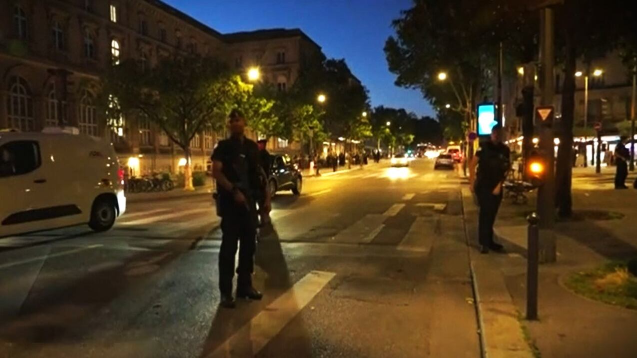 Choc in Francia, militare dell'antiterrorismo accoltellato a Parigi