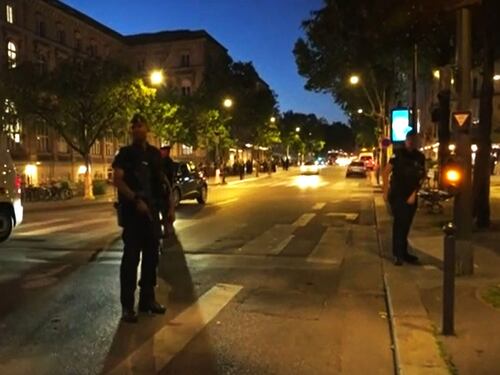 Choc in Francia, militare dell'antiterrorismo accoltellato a Parigi