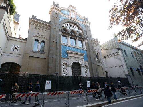 Milano, giovani con la kippah rapinati e insultati con frasi antisemite davanti alla sinagoga