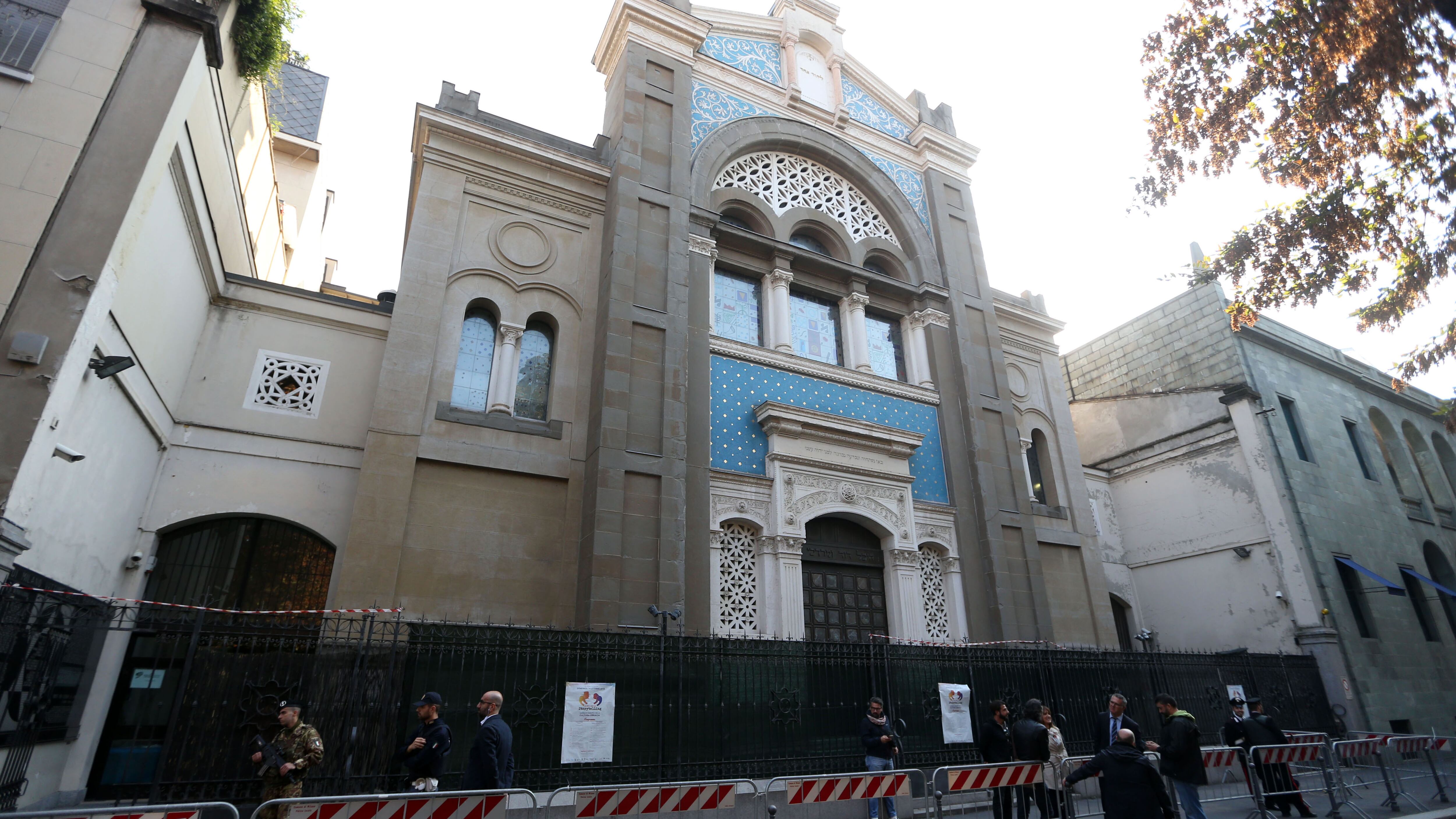 Milano, giovani con la kippah rapinati e insultati con frasi antisemite davanti alla sinagoga