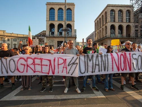 "Questi percorsi?". Scontri tra No Green Pass e polizia
