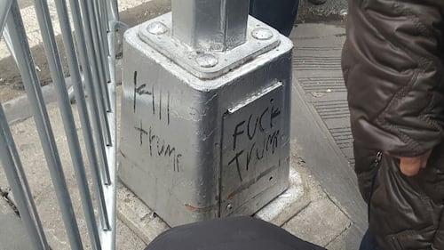 Sotto la Trumpp Tower spuntano insulti a Donald 1
