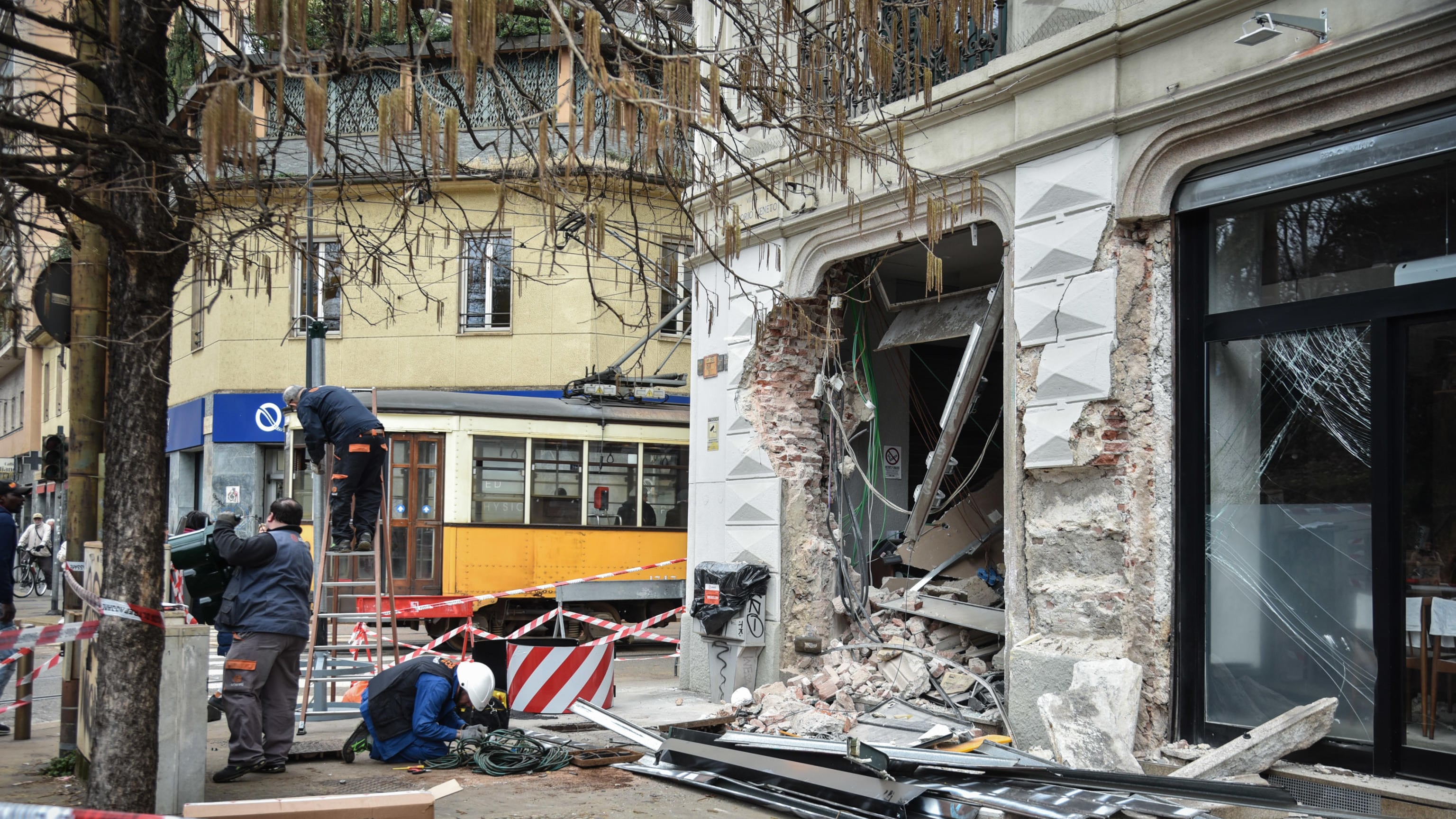 Tram deragliato, l'autista in procura a Milano. "Ho avuto un malore"