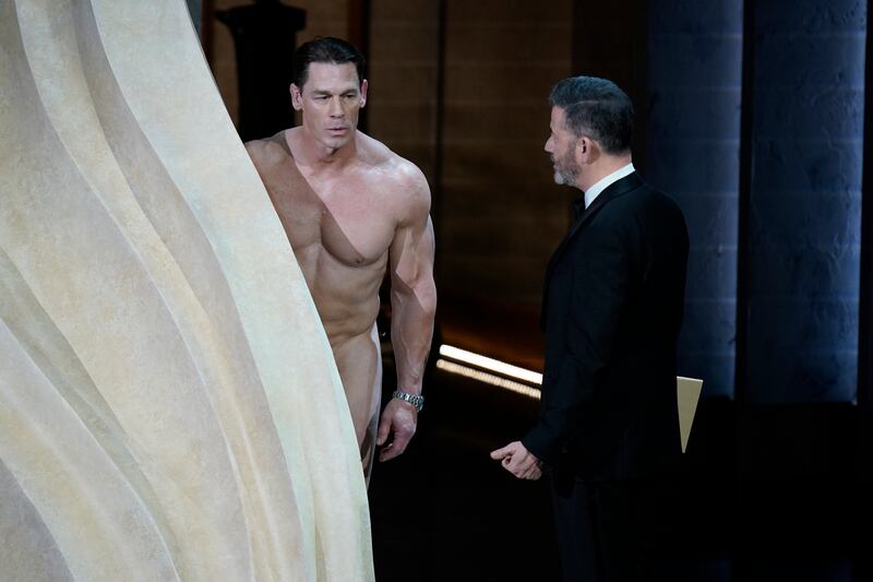 John Cena nudo agli Oscar per la consegna del premio per i Migliori Costumi