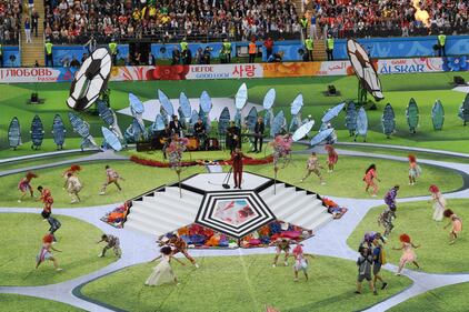 Lo show di Robbie Williams e Irina Garifullina durante la cerimonia d'apertura dei Mondiali 3