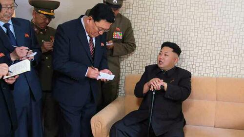 Dopo più di un mese ricompare in pubblico il coreano Kim Jong-Un