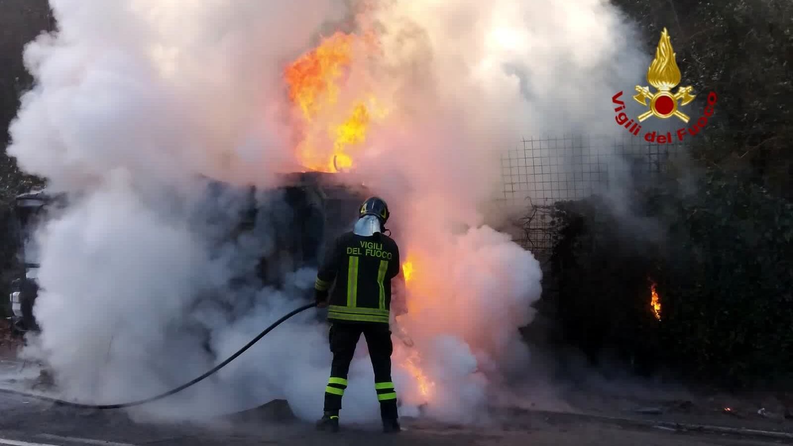 Incendio sulla via Cassia: mezzo Ama in fiamme