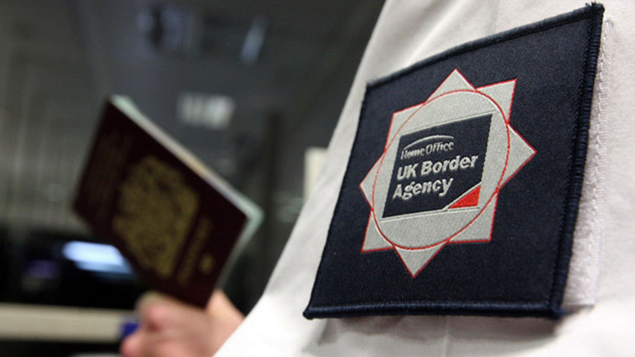 Il Pd raddoppia la tassa sui passaporti
