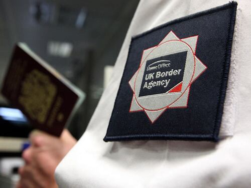 Londra usa il pugno duro con gli immigrati: "Niente cure senza passaporto"