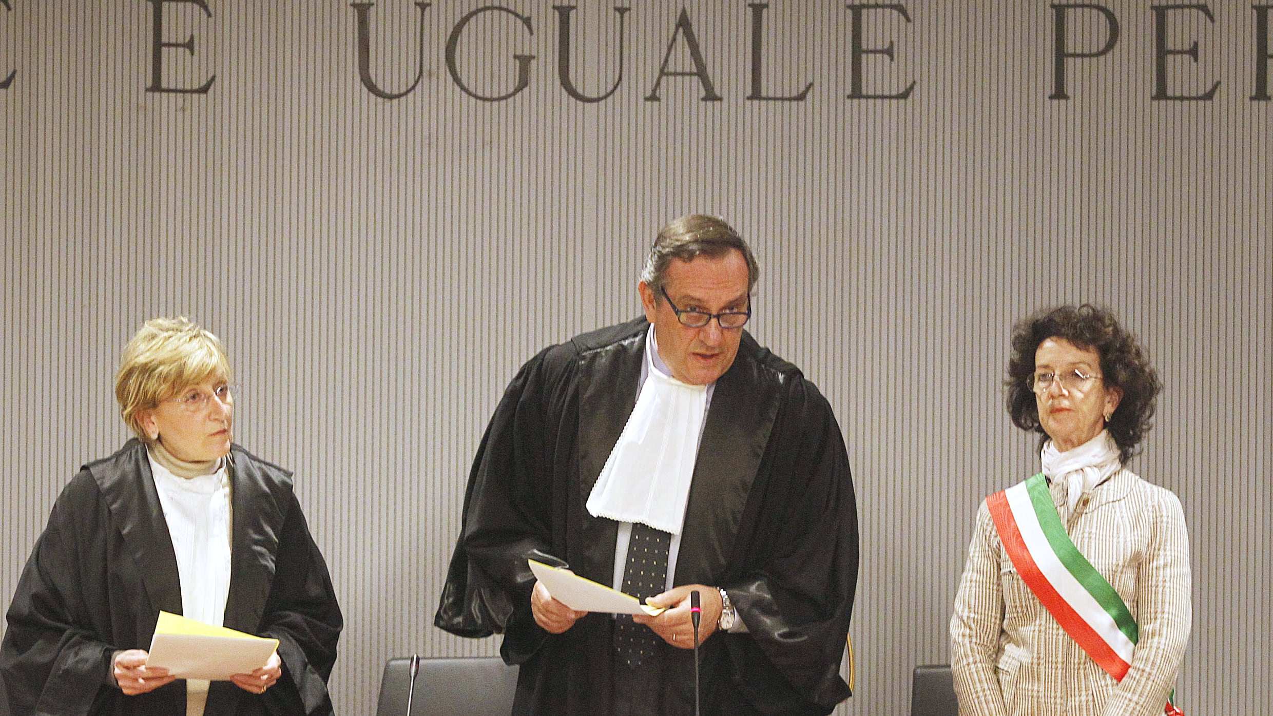 Le toghe si svegliano tardi: processo a chi parla troppo