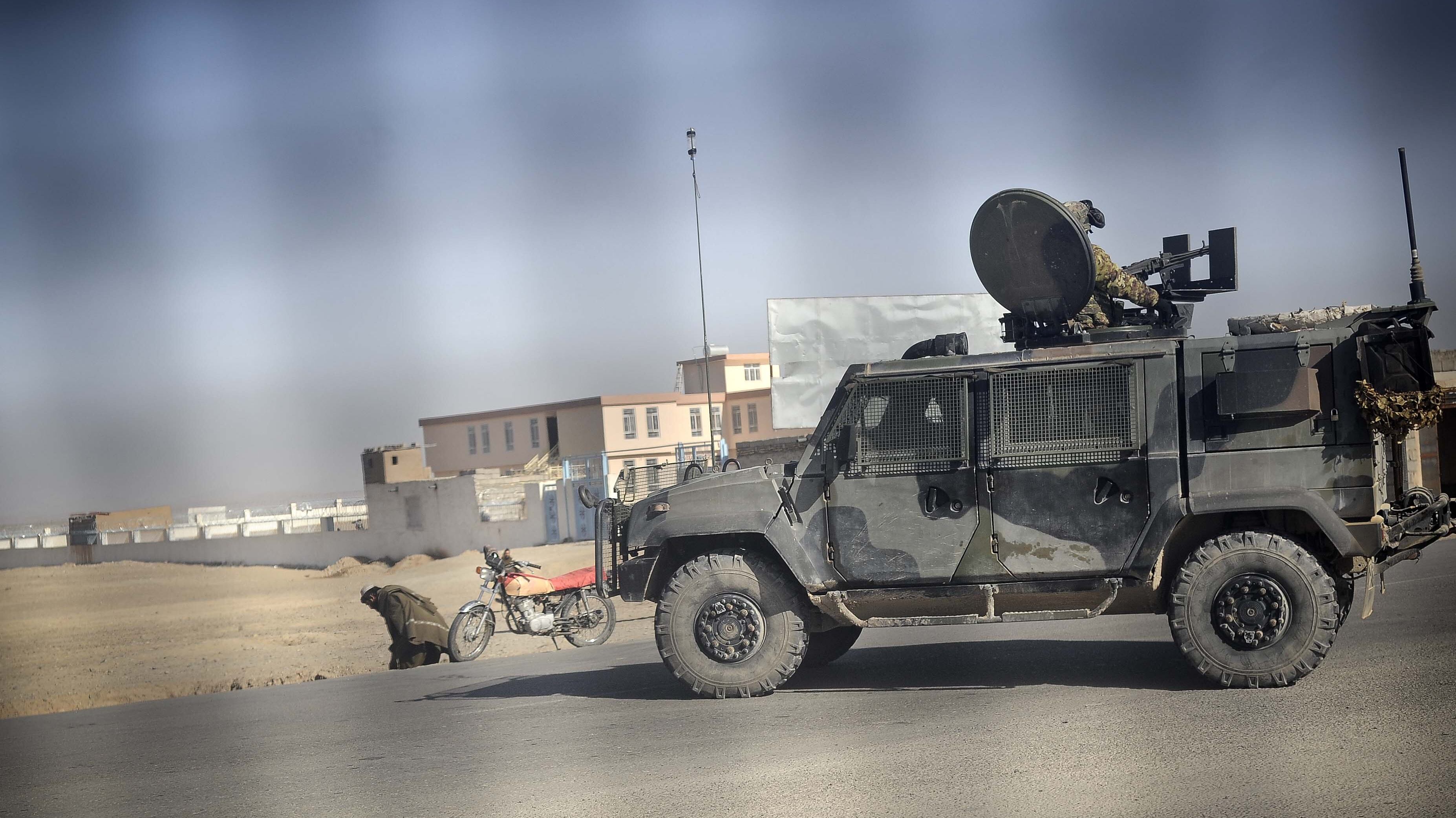 Mezzo militare italiano si ribalta in Iraq_ quattro soldati feriti