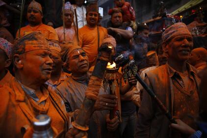 Bhaktapur si colora per il festival nepalese del Sindoor 9
