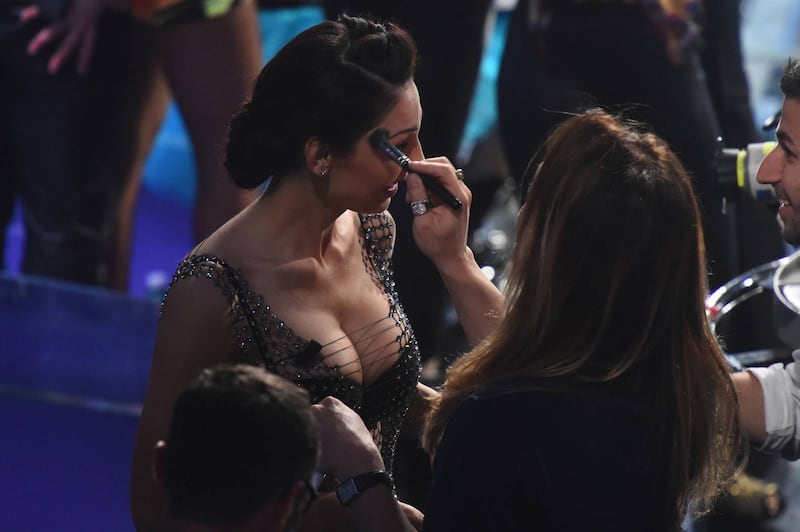 Anna Tatangelo si sveste da Conti 3