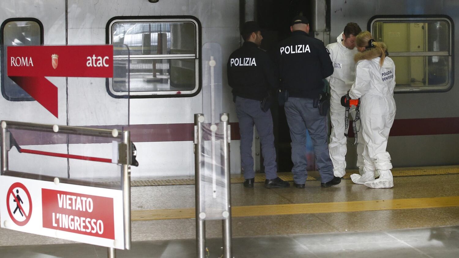 Roma, paura in metro: a Barberini la scala mobile si accartoccia