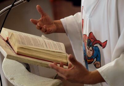 In Messico il prete superman: "spara" l'acqua sui fedeli 11