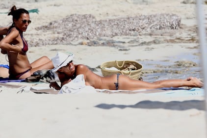 Cristina Parodi, topless a Formentera 5