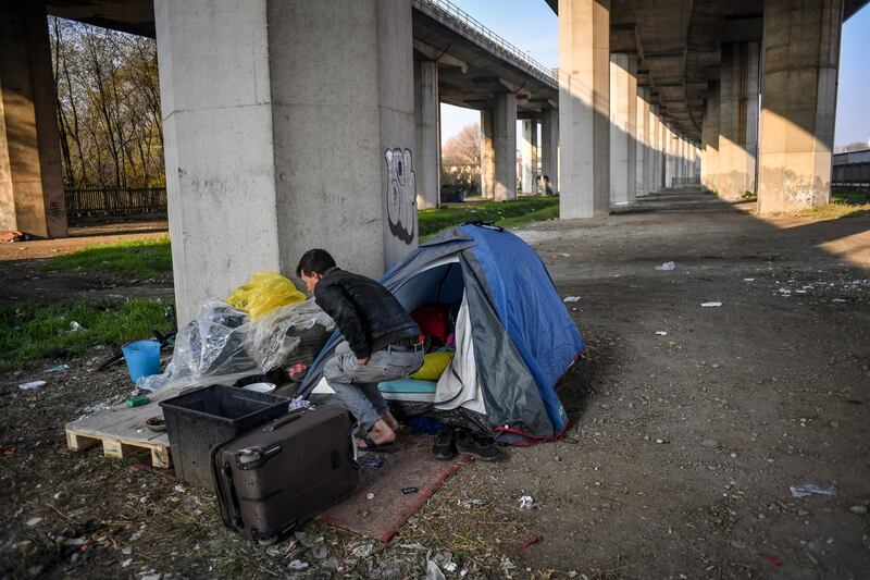 Milano, accampamento migranti sotto cavalcavia Tangenziale Est 9