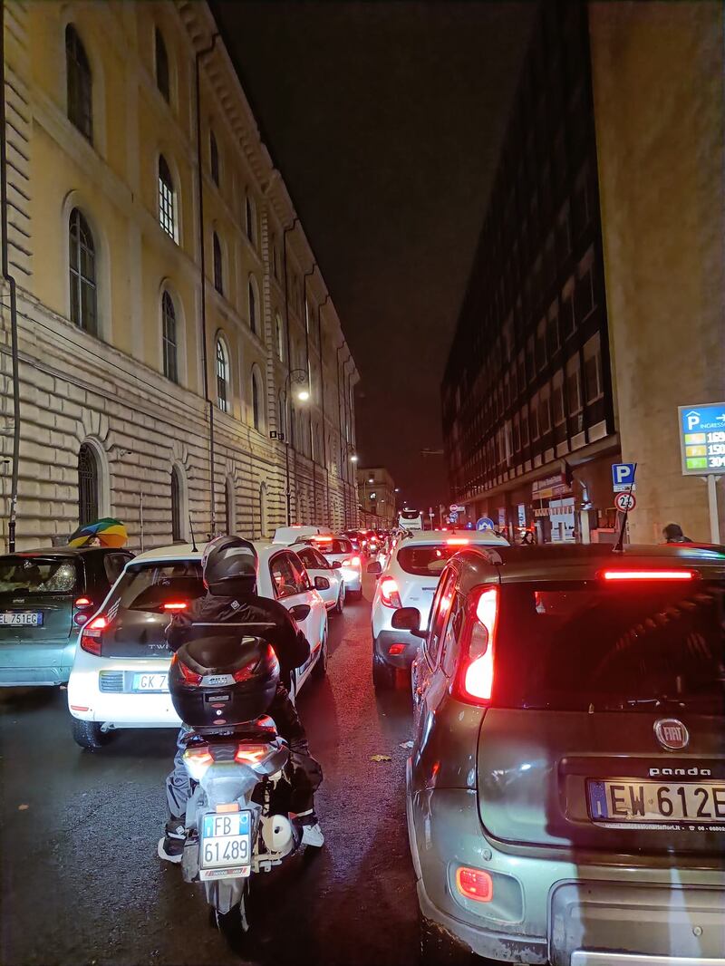 Roma paralizzata tra bomba d'acqua e scioperi 8