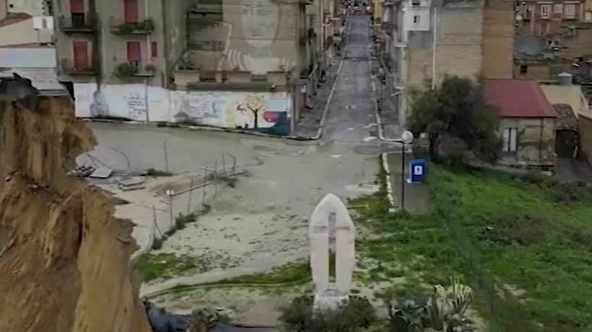 Niscemi, crolla anche la croce della resistenza: il prezioso simbolo è caduto nel vuoto