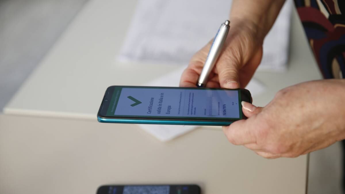 Green pass al lavoro: regole e sanzioni. Cosa cambia da venerdì