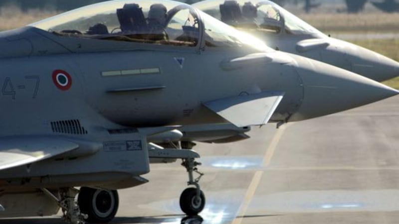 Attacchi a una base aerea in Arabia: colpito Eurofighter italiano. Crosetto: “Nessun ferito”