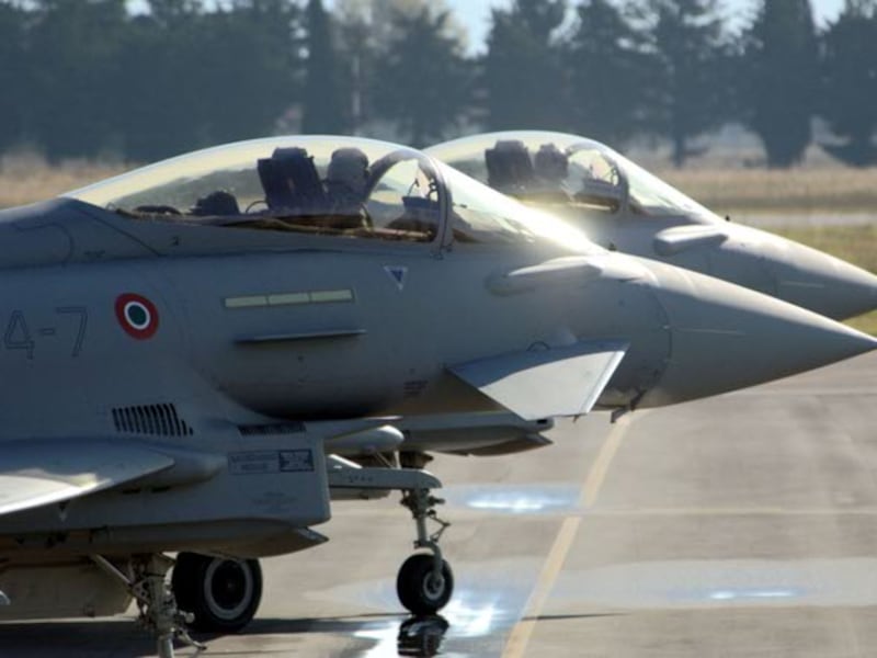 Attacchi a una base aerea in Arabia: colpito Eurofighter italiano. Crosetto: “Nessun ferito”