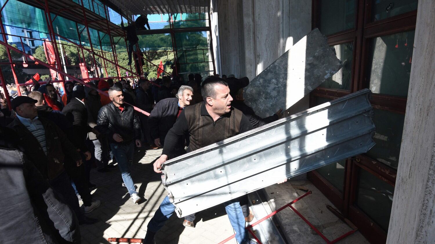 Albania, assalto ai palazzi del potere