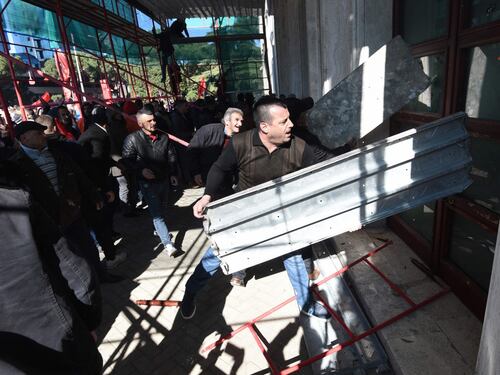 Albania, violente proteste a Tirana. Assalita la sede del governo