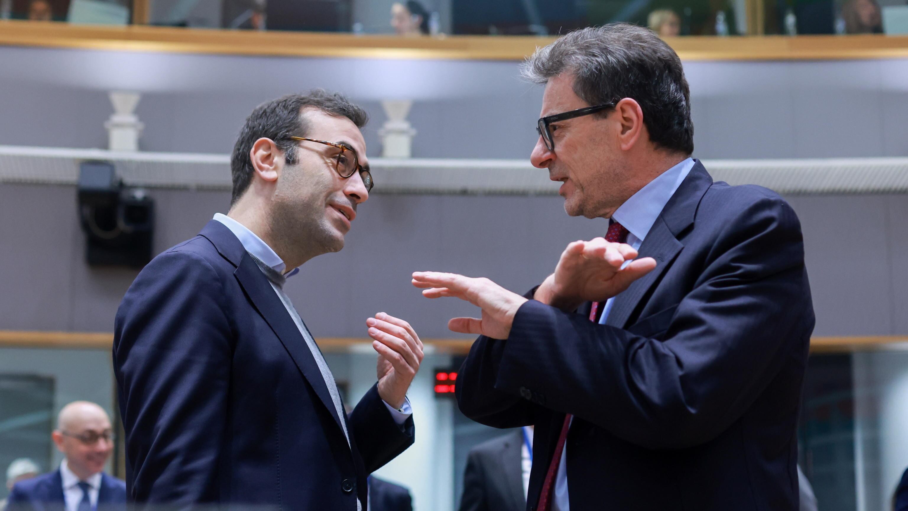 Armi, ok al piano Giorgetti. Sceneggiata pacifista M5s