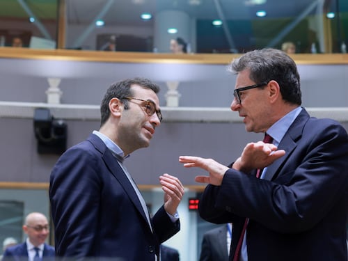 Armi, ok al piano Giorgetti. Sceneggiata pacifista M5s
