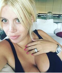Wanda Nara, sexy in abito da sera  12