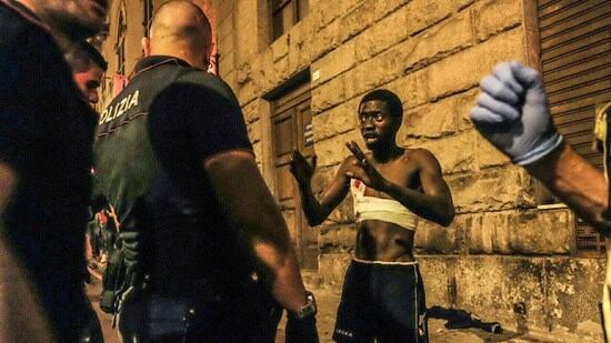 Sardegna, maxi rissa tra un migrante e due cagliaritani