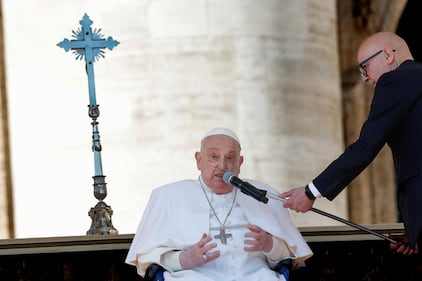Papa Francesco torna tra i fedeli in piazza San Pietro 4