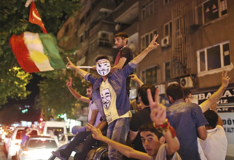 I curdi festeggiano il risultato elettorale 2