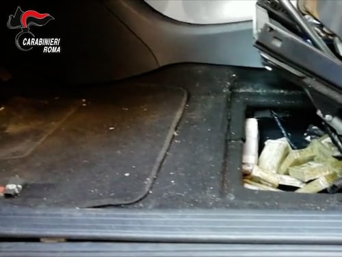 A tutta velocità sul Raccordo anulare: 28enne nasconde botola piena di droga in auto
