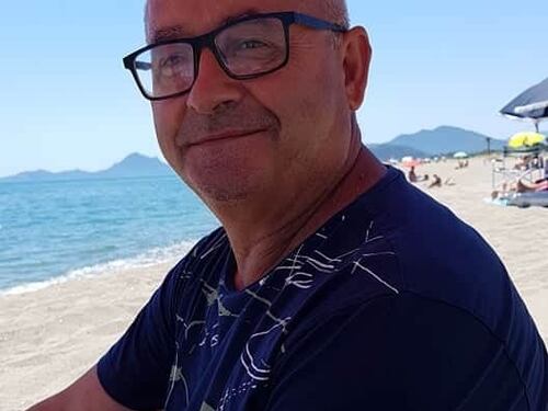 Sardegna, si tuffa in mare per salvare la figlia e le amiche ma muore per lo sforzo