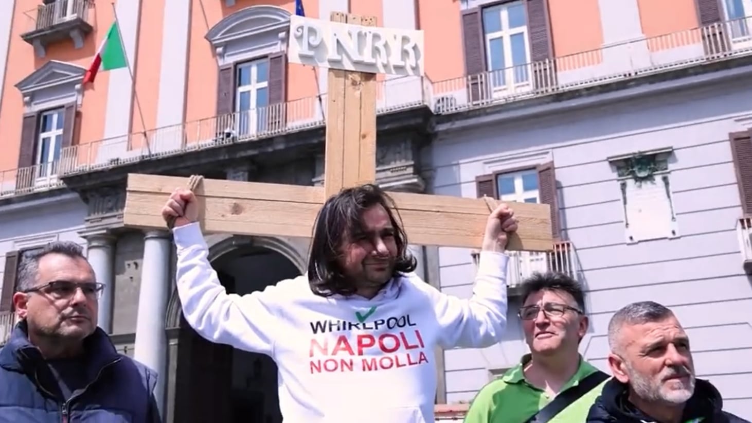 Un crocifisso in piazza con la scritta Pnrr: la singolare protesta degli ex lavoratori Whirlpool