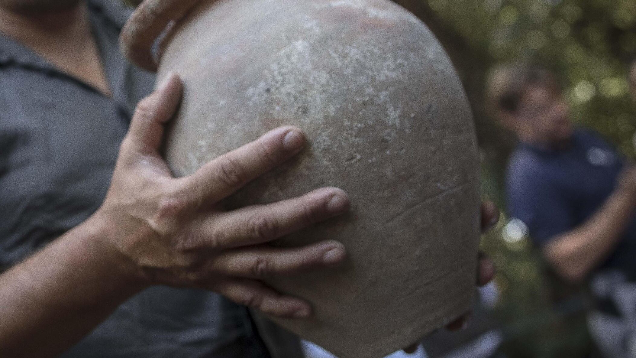 Ruba vaso ma dopo si accorge che è un'urna cineraria e la restituisce