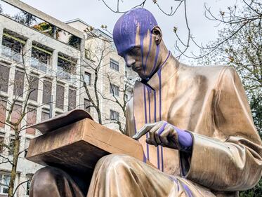 Vandalizzata la statua di Indro Montanelli a Milano  4