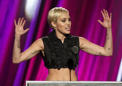 Miley Cyrus lancia l'ascella non depilata su Instagram 3