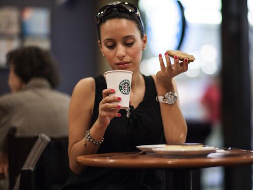 Rimane ustionata con una tazza di Starbucks, riceve 75.000 sterline