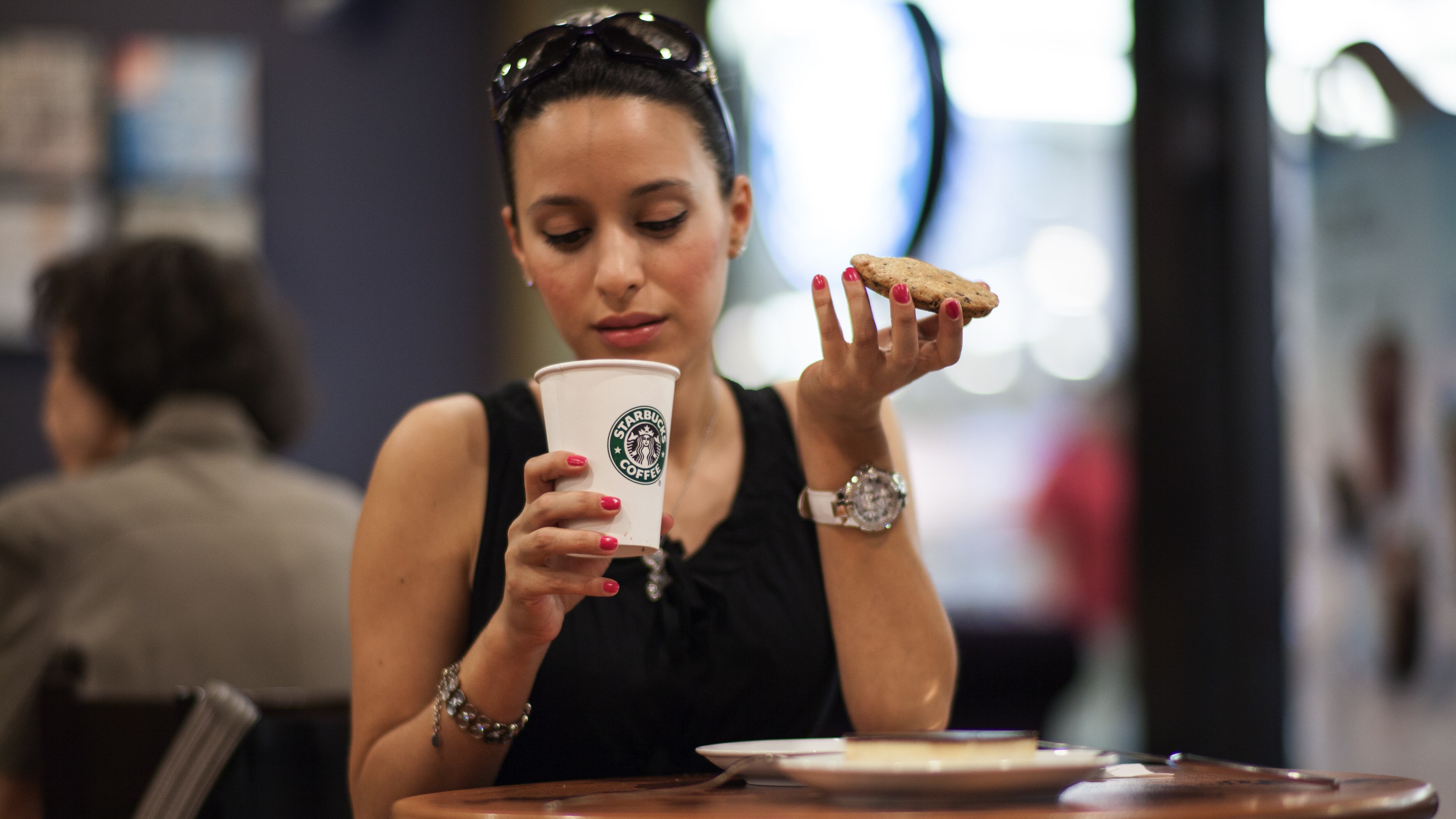 Rimane ustionata con una tazza di Starbucks, riceve 75.000 sterline