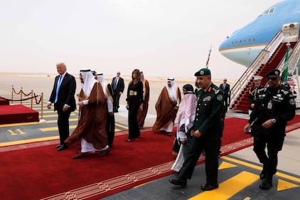 Melania Trump in Arabia Saudita senza il velo islamico 10