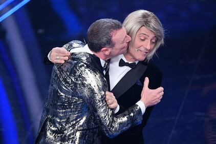 Fiorello trasformista: prima Coniglio poi Maria De Filippi 8
