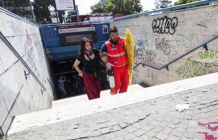 I soccorsi ai passeggeri della metro 7