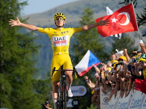 Tour de France, Pogacar sbrana tutti e si prende la quinta vittoria. Crisi Evenepoel
