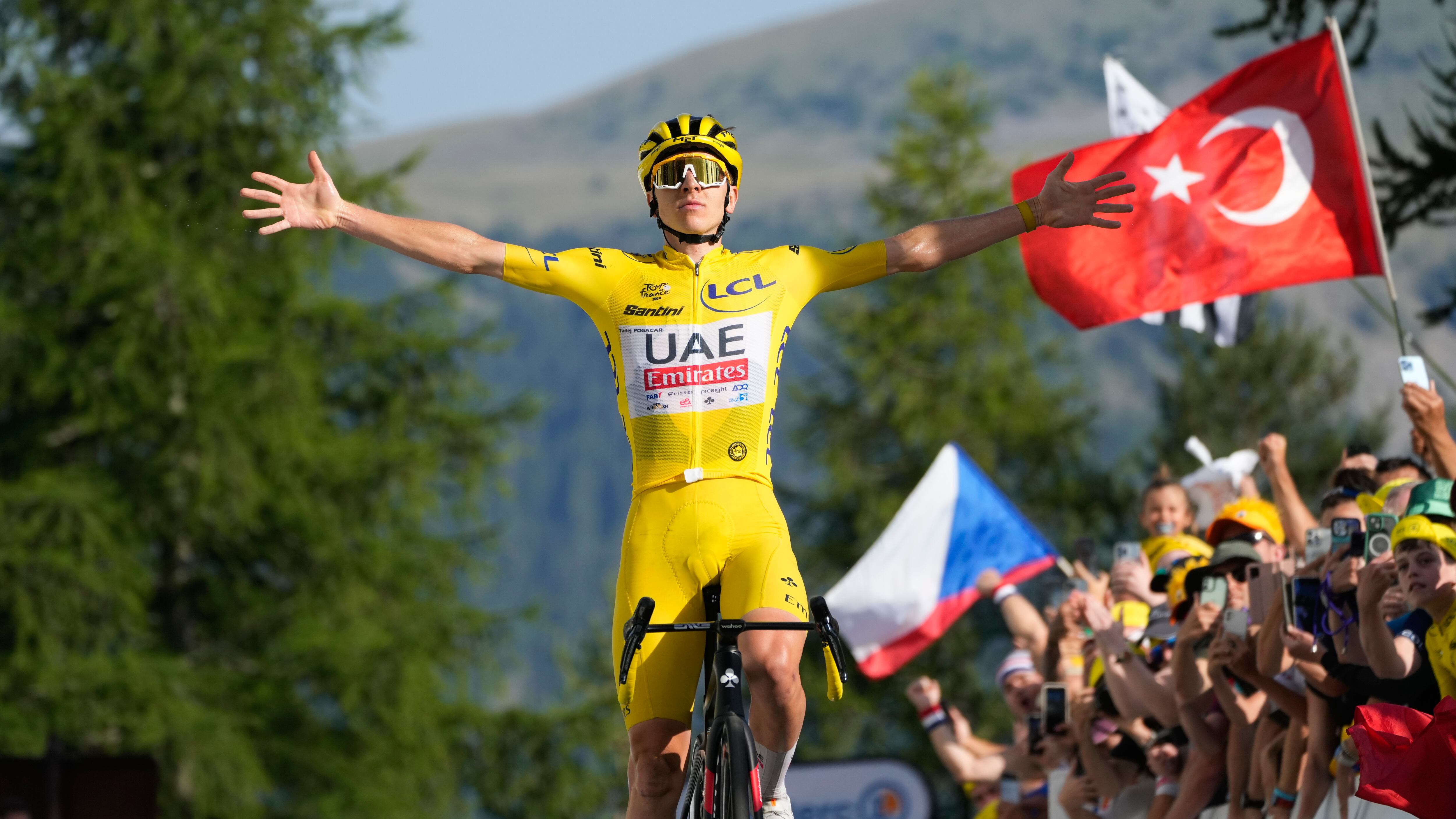 Tour de France, Pogacar sbrana tutti e si prende la quinta vittoria. Crisi Evenepoel