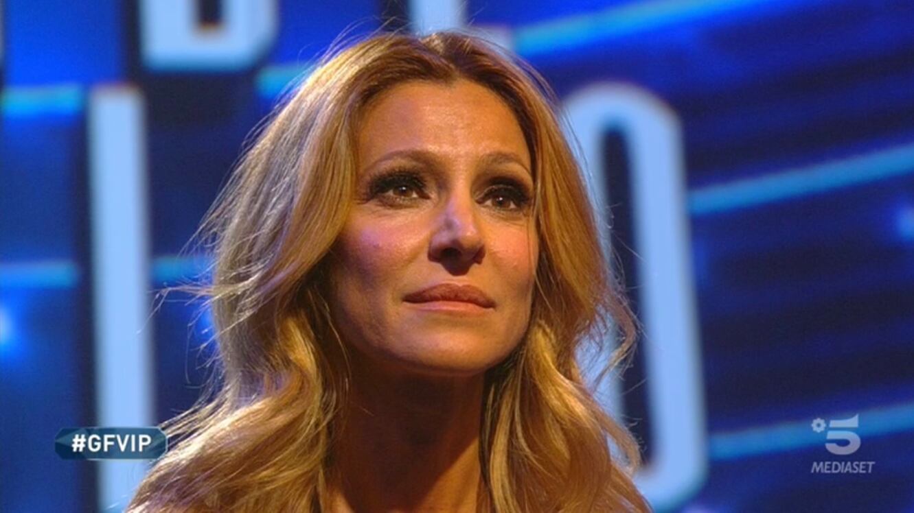 Gf Vip, Adriana Volpe potrà contattare la famiglia: "Motivi personali"