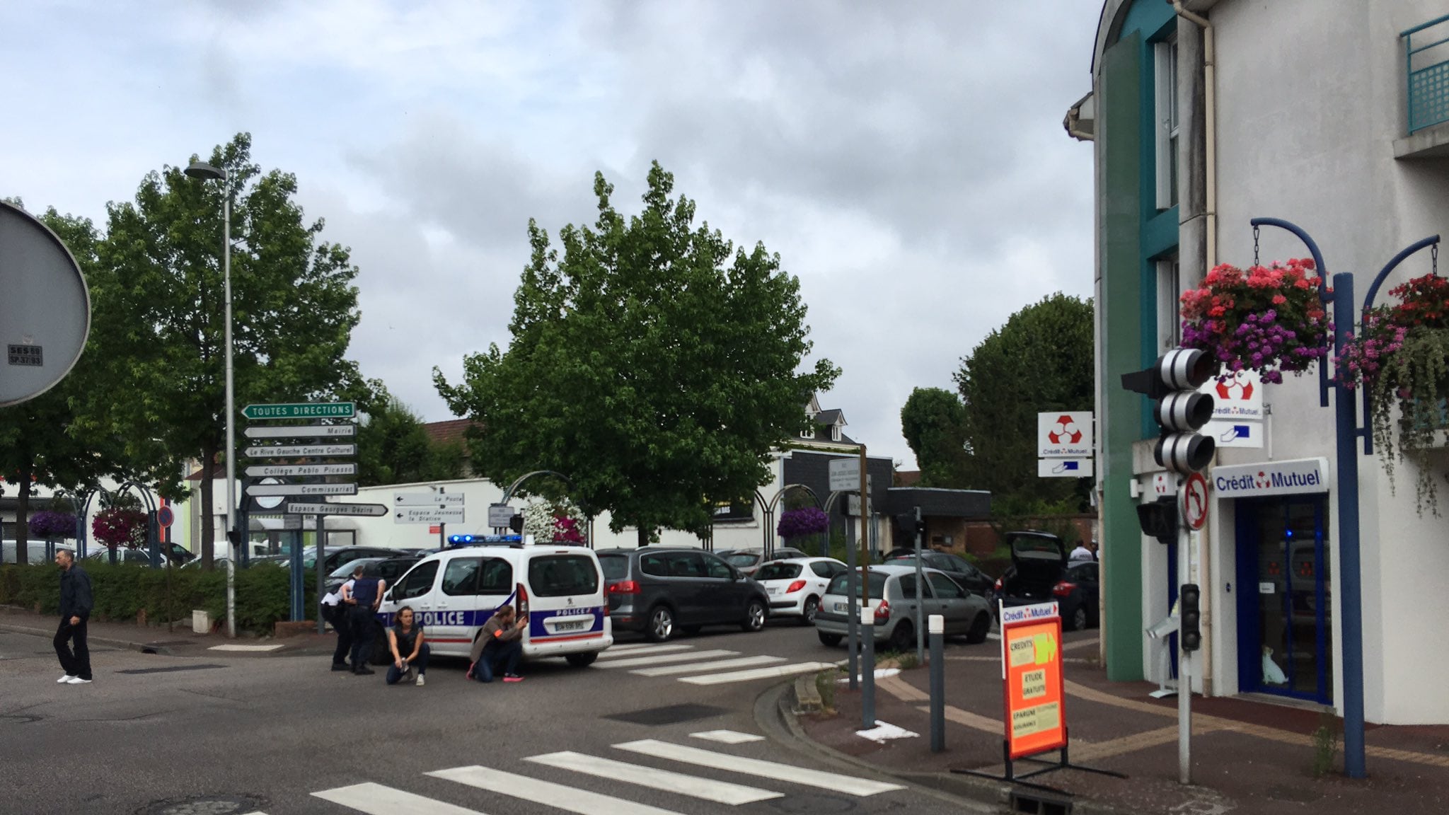 Vince la paura: i turisti salutano Parigi