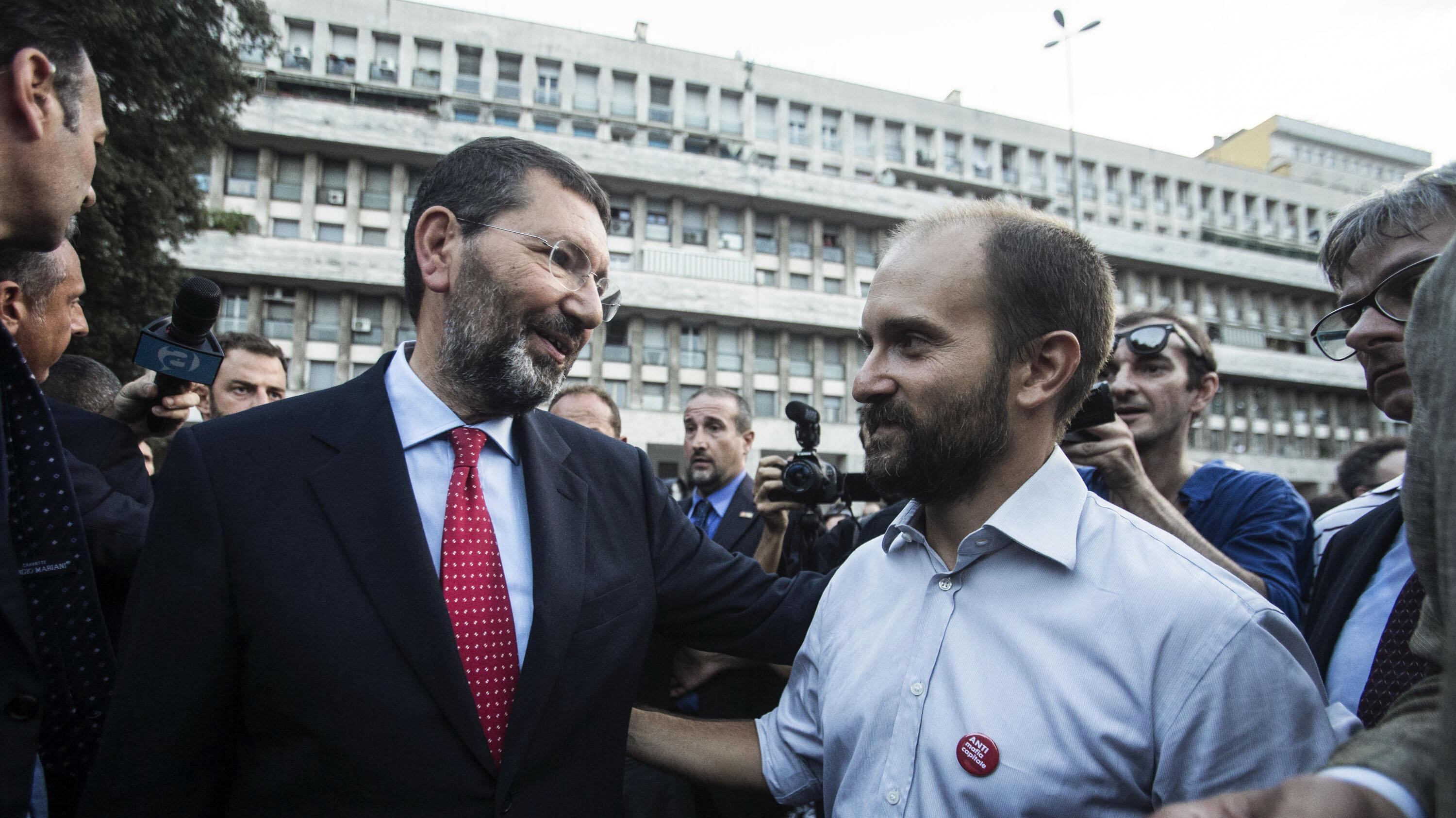 Le dimissioni di Marino diventano una farsa